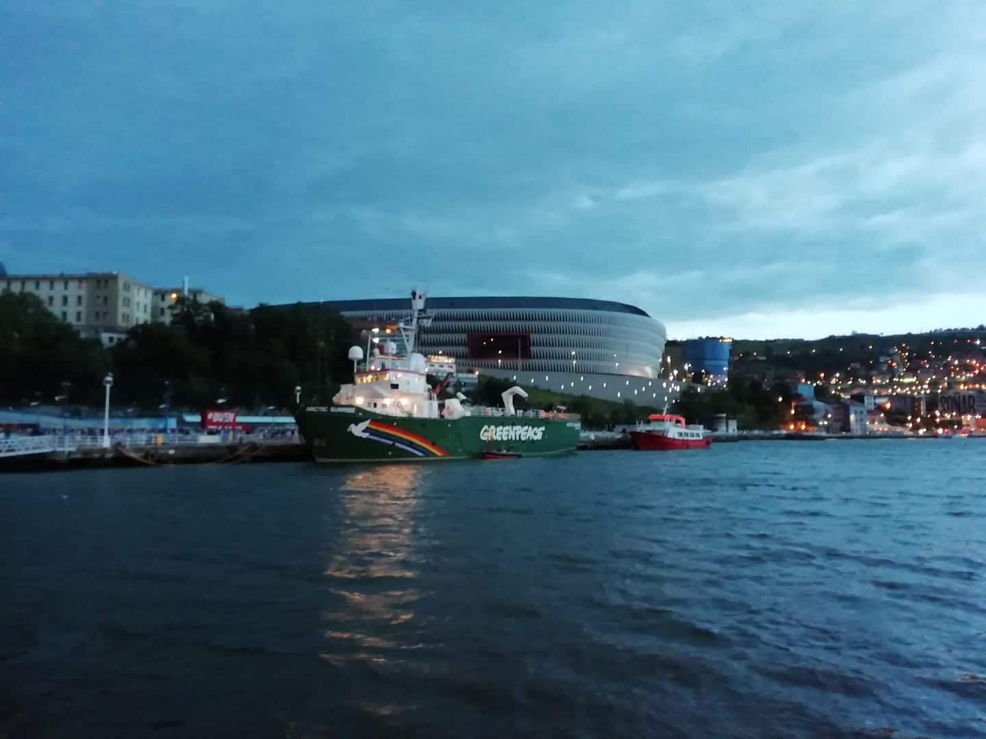 Greenpeace on ribera de Bilbao