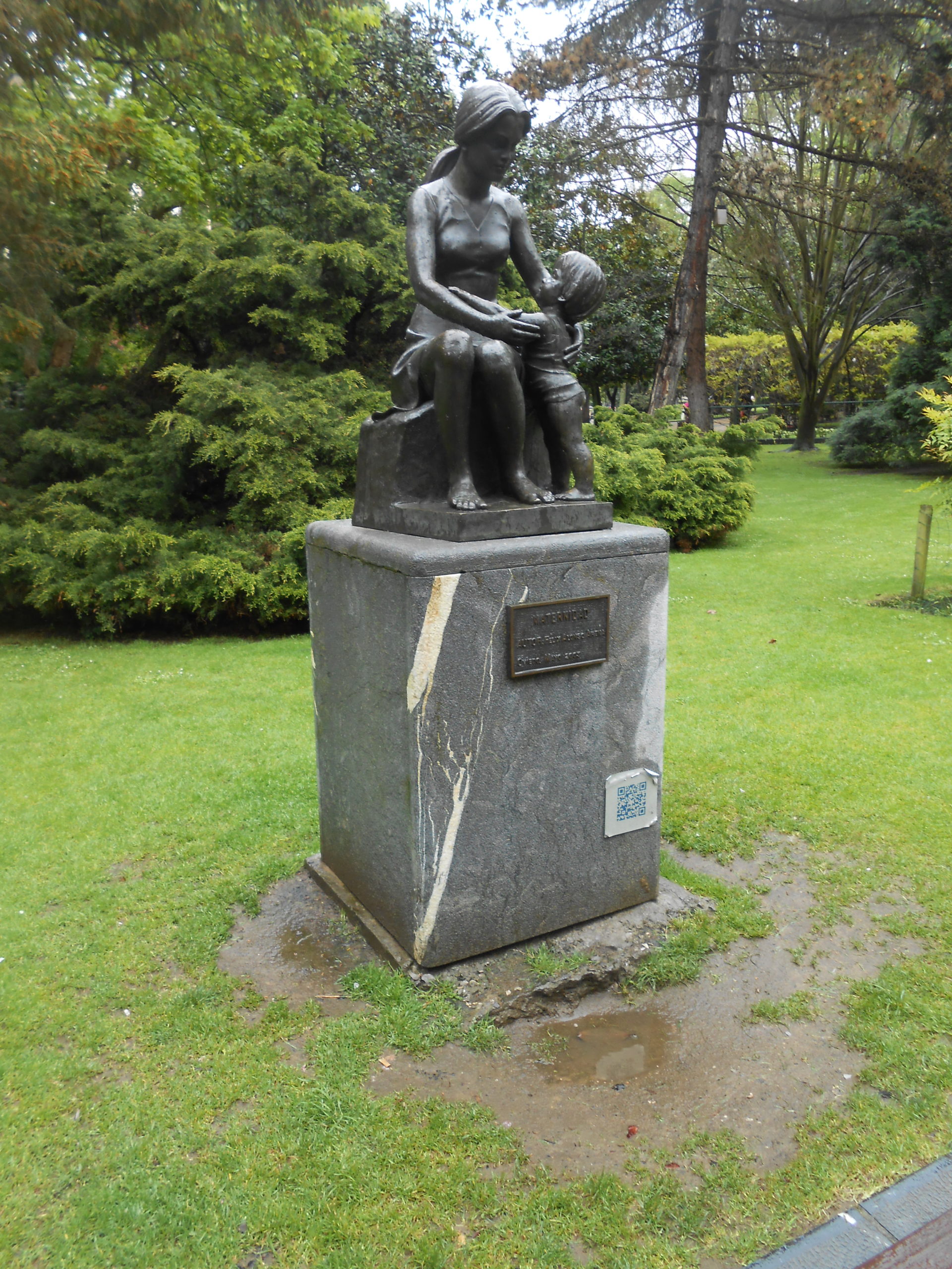 A statue honouring maternity